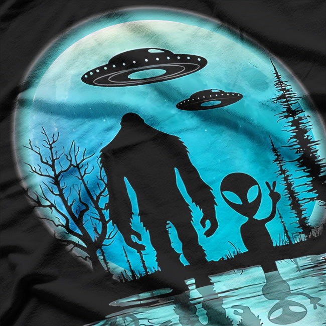 Alien and Bigfoot: The Ultimate Cryptid Encounter  – Exploring the Unknown T-Shirt
