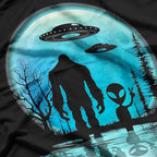 Alien and Bigfoot: The Ultimate Cryptid Encounter  – Exploring the Unknown T-Shirt