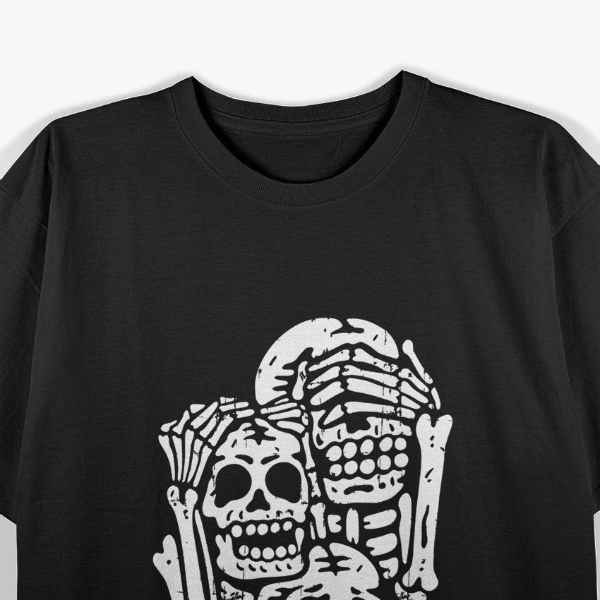 Three Wise Skeletons – Funny Halloween Party Spooky Joke T-Shirt