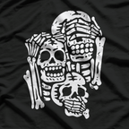 Three Wise Skeletons – Funny Halloween Party Spooky Joke T-Shirt