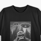 Bigfoot vs. Aliens: Funny UFO Sasquatch Encounter T-Shirt