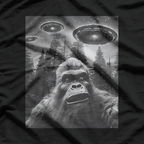 Bigfoot vs. Aliens: Funny UFO Sasquatch Encounter T-Shirt