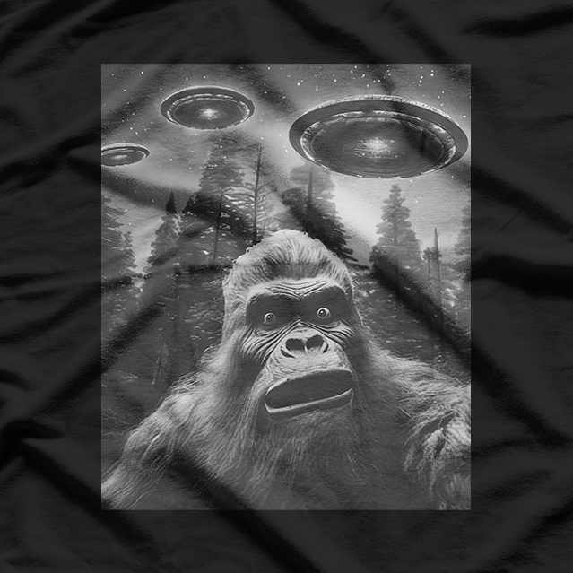 Bigfoot vs. Aliens: Funny UFO Sasquatch Encounter T-Shirt