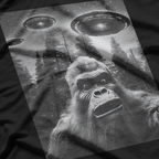 Bigfoot vs. Aliens: Funny UFO Sasquatch Encounter T-Shirt